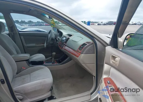 2003 Toyota Camry Le V6 z USA, uszkodzony, nr VIN 4T1BF32K23U046400